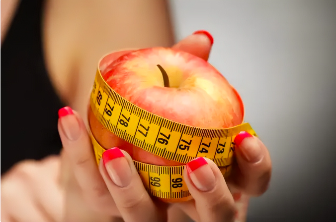 Có phải bỏ cơm, mì sẽ giảm cân cực nhanh? Sự thật đằng sau những con số "ảo" trên bàn cân - Ảnh 2.