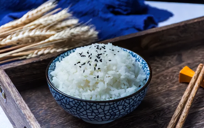 Có phải bỏ cơm, mì sẽ giảm cân cực nhanh? Sự thật đằng sau những con số "ảo" trên bàn cân - Ảnh 3.