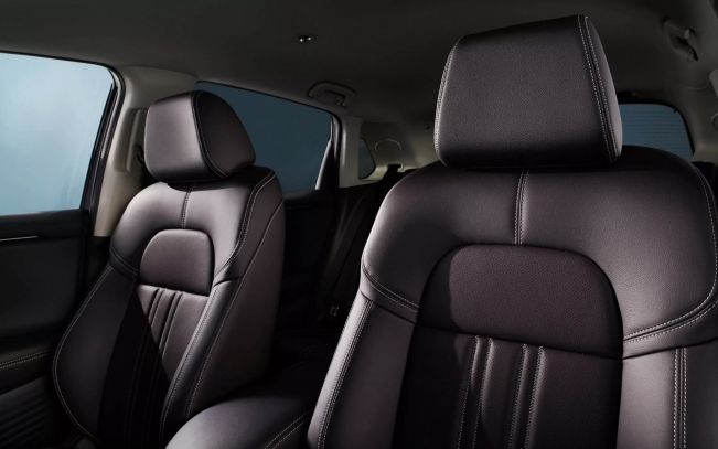 Sedan hạng C gi&aacute; 305 triệu đồng đẹp sang trọng, trang bị đẳng cấp s&aacute;nh ngang Camry, rẻ hơn Kia Morning, Hyundai Grand i10 - Ảnh 1.