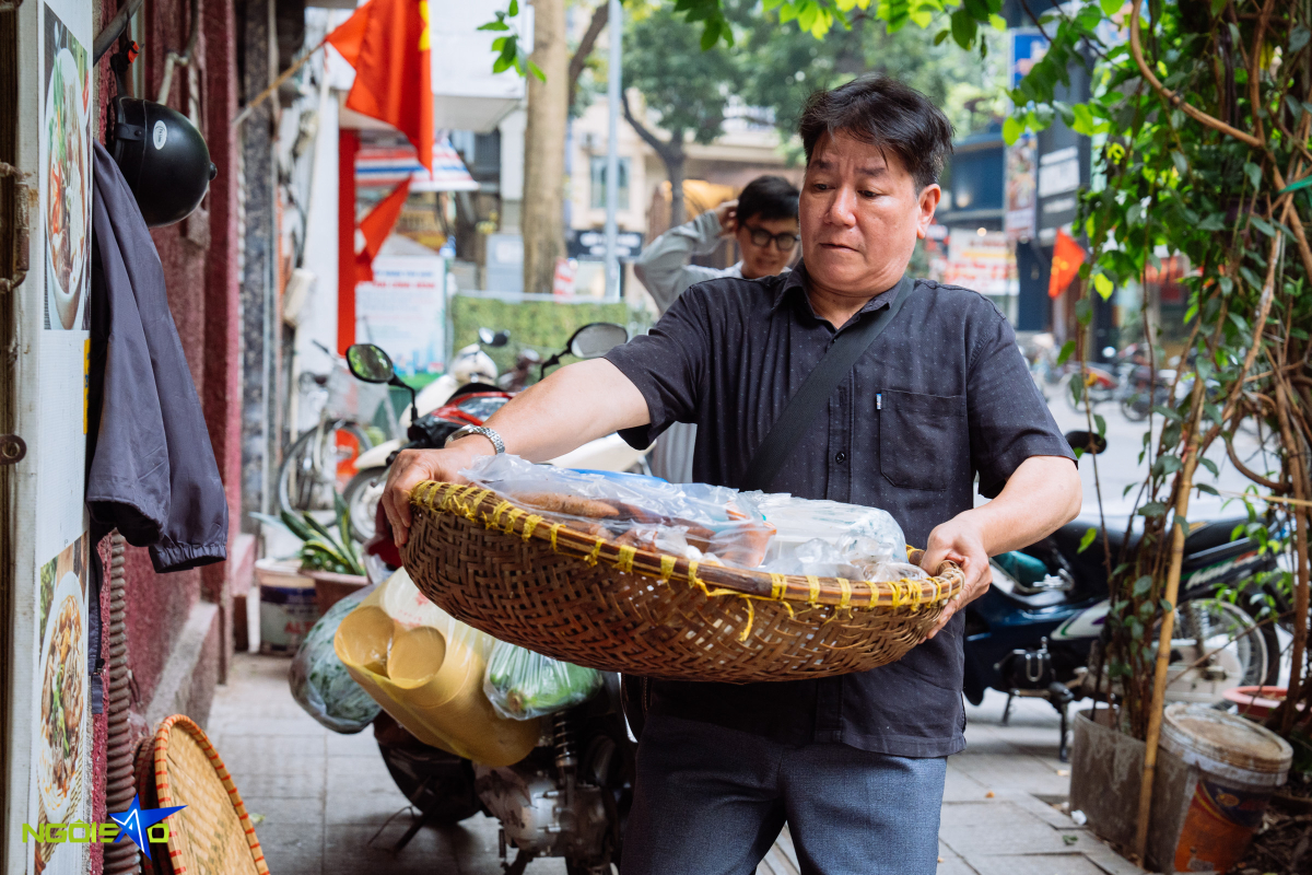 Qu&aacute;n nộm lim t&aacute; lả vỉa h&egrave; 36 năm đ&ocirc;ng k&iacute;n kh&aacute;ch ở H&agrave; Nội - Ảnh 1.