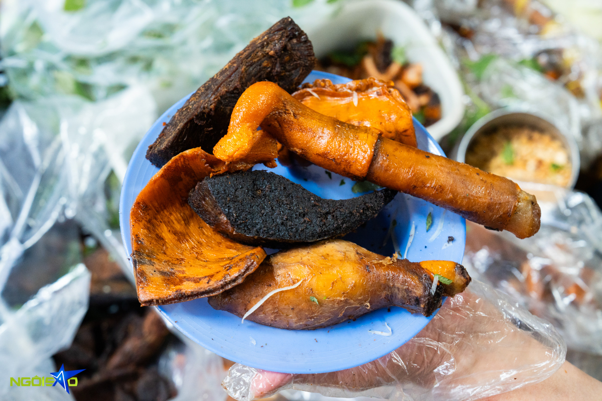 Qu&aacute;n nộm lim t&aacute; lả vỉa h&egrave; 36 năm đ&ocirc;ng k&iacute;n kh&aacute;ch ở H&agrave; Nội - Ảnh 6.