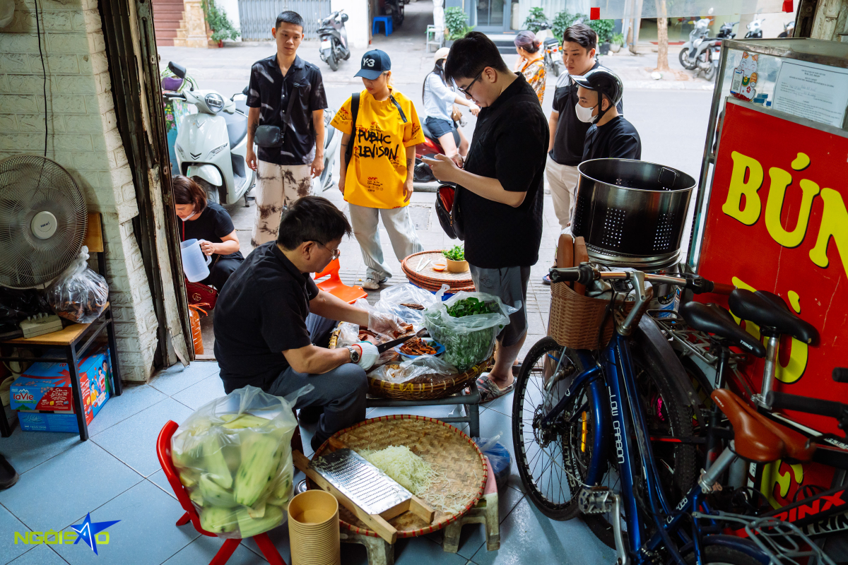 Qu&aacute;n nộm lim t&aacute; lả vỉa h&egrave; 36 năm đ&ocirc;ng k&iacute;n kh&aacute;ch ở H&agrave; Nội - Ảnh 2.