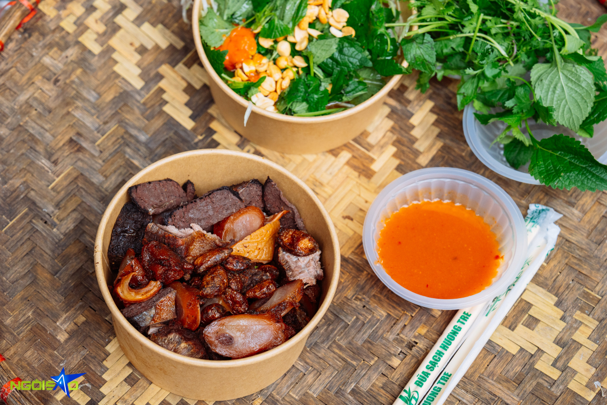 Qu&aacute;n nộm lim t&aacute; lả vỉa h&egrave; 36 năm đ&ocirc;ng k&iacute;n kh&aacute;ch ở H&agrave; Nội - Ảnh 8.