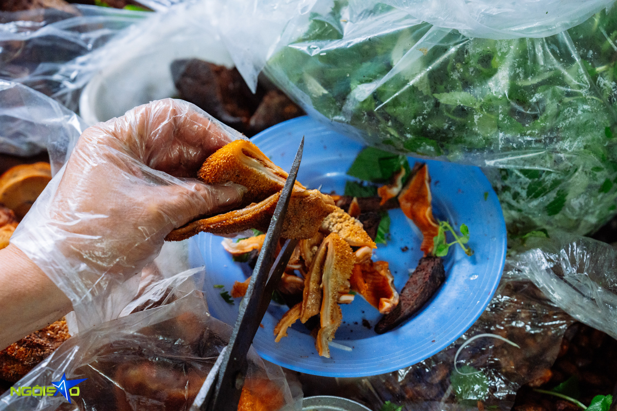 Qu&aacute;n nộm lim t&aacute; lả vỉa h&egrave; 36 năm đ&ocirc;ng k&iacute;n kh&aacute;ch ở H&agrave; Nội - Ảnh 4.