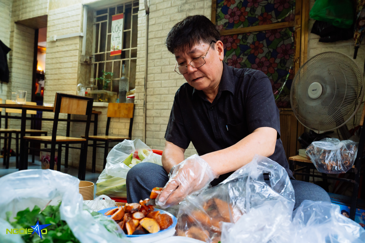 Qu&aacute;n nộm lim t&aacute; lả vỉa h&egrave; 36 năm đ&ocirc;ng k&iacute;n kh&aacute;ch ở H&agrave; Nội - Ảnh 3.