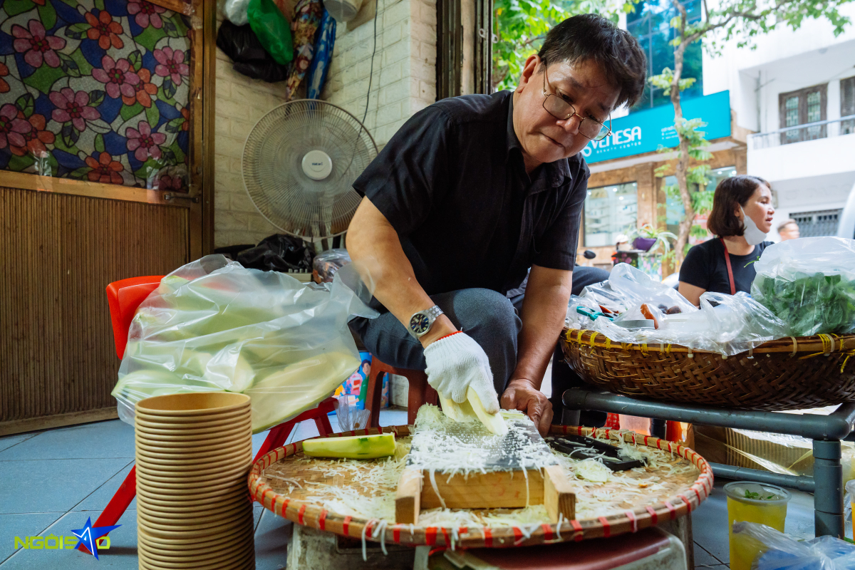 Qu&aacute;n nộm lim t&aacute; lả vỉa h&egrave; 36 năm đ&ocirc;ng k&iacute;n kh&aacute;ch ở H&agrave; Nội - Ảnh 7.
