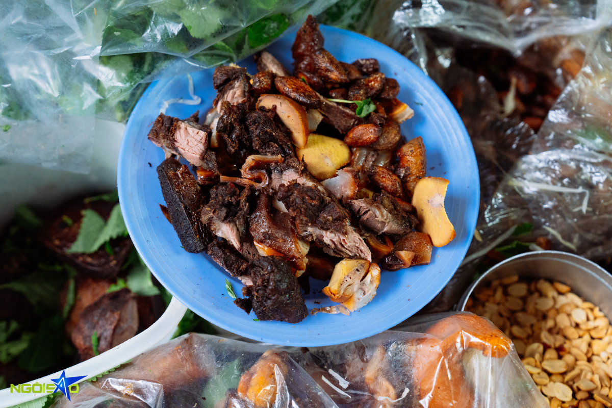 Qu&aacute;n nộm lim t&aacute; lả vỉa h&egrave; 36 năm đ&ocirc;ng k&iacute;n kh&aacute;ch ở H&agrave; Nội - Ảnh 5.