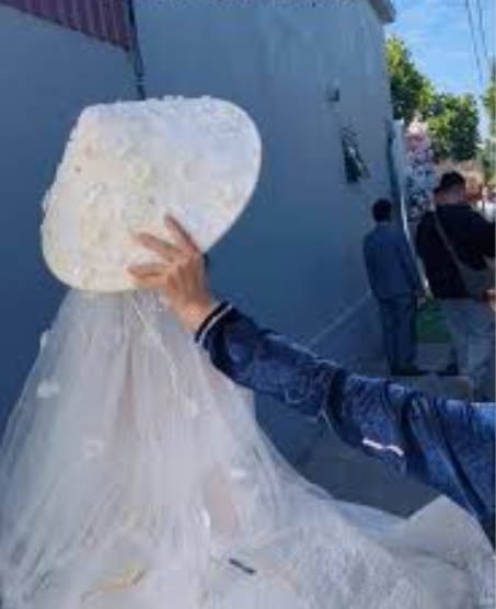 Tại sao c&ocirc; d&acirc;u phải đội n&oacute;n? &Yacute; nghĩa phong tục đội n&oacute;n về nh&agrave; chồng - Ảnh 1.