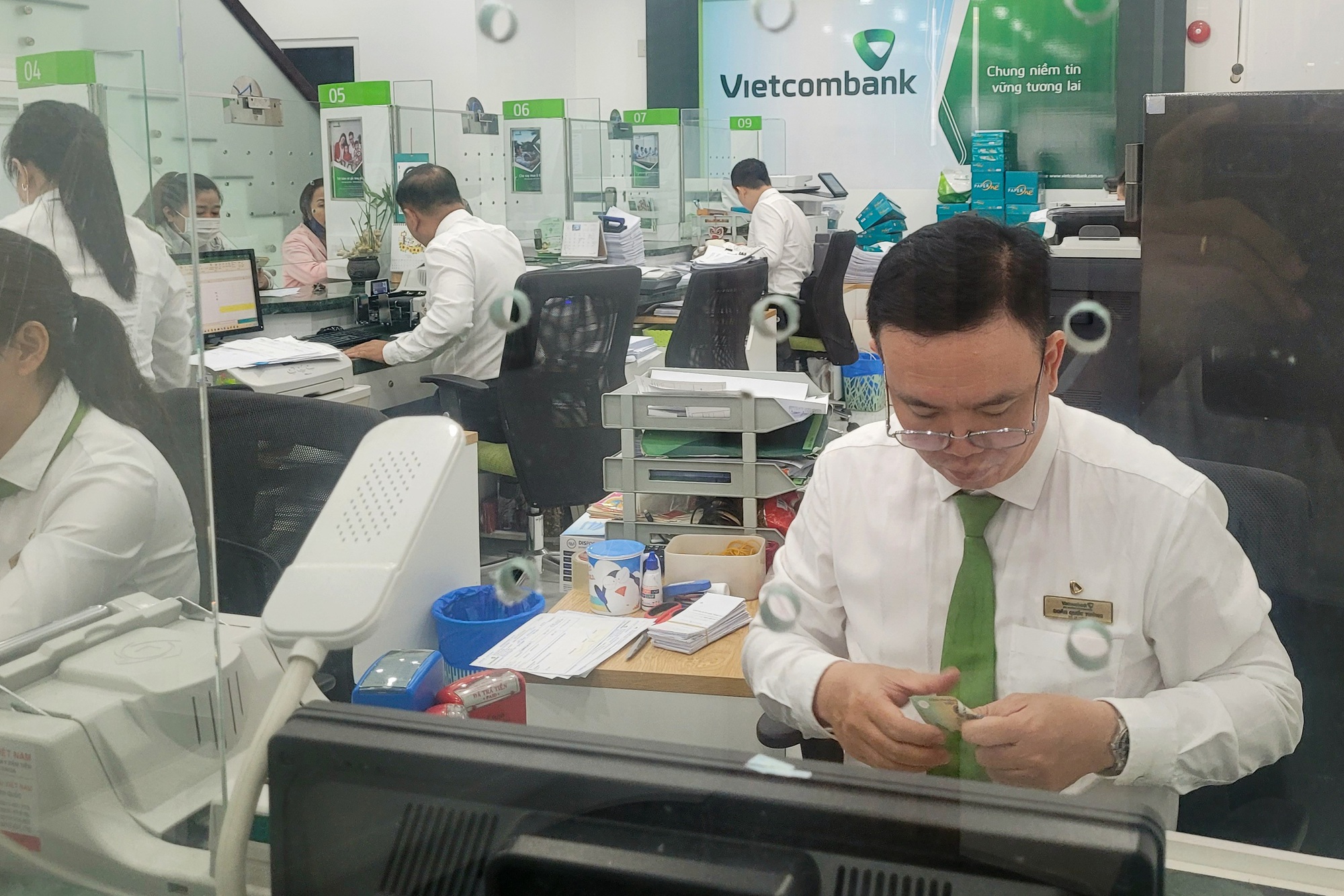 Ng&acirc;n h&agrave;ng đồng loạt hạ l&atilde;i suất - Ảnh 1.