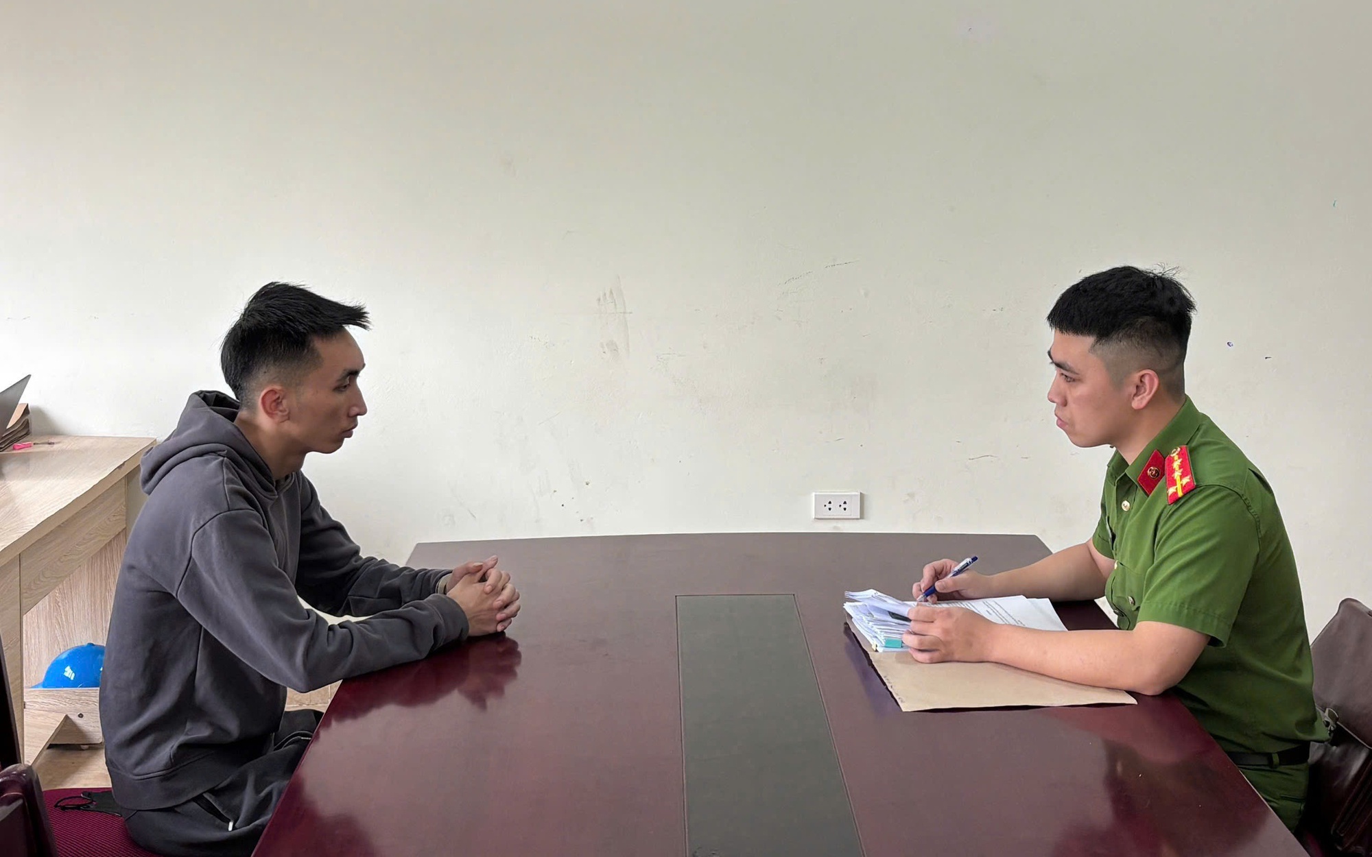 Thiếu nữ ẩu đả giữa đường Do m&acirc;u thuẫn c&aacute; nh&acirc;n tại Đặng Tất g&acirc;y n&aacute;o loạn - Ảnh 3.