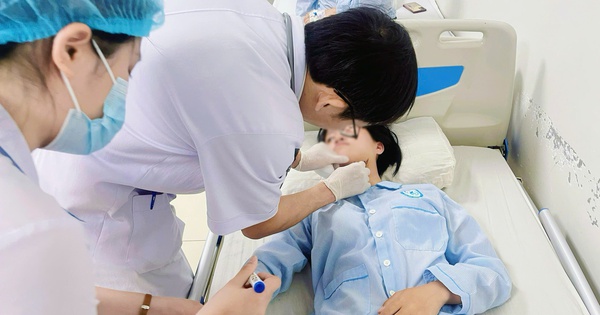 Nữ sinh bị đẩy, điện giật ngã giữa đường: Cảnh báo an toàn giao thông