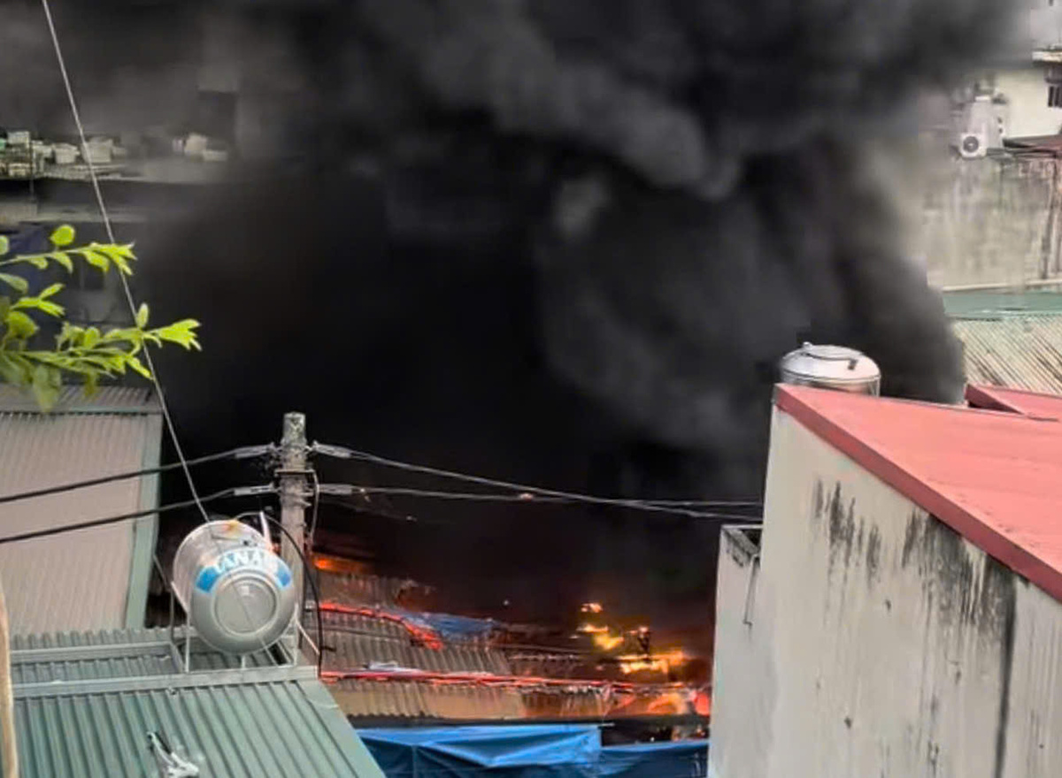 H&agrave; Nội: Ch&aacute;y nh&agrave; cao tầng khiến 5 người mắc kẹt ở phường Hồng H&agrave; - Ảnh 4.