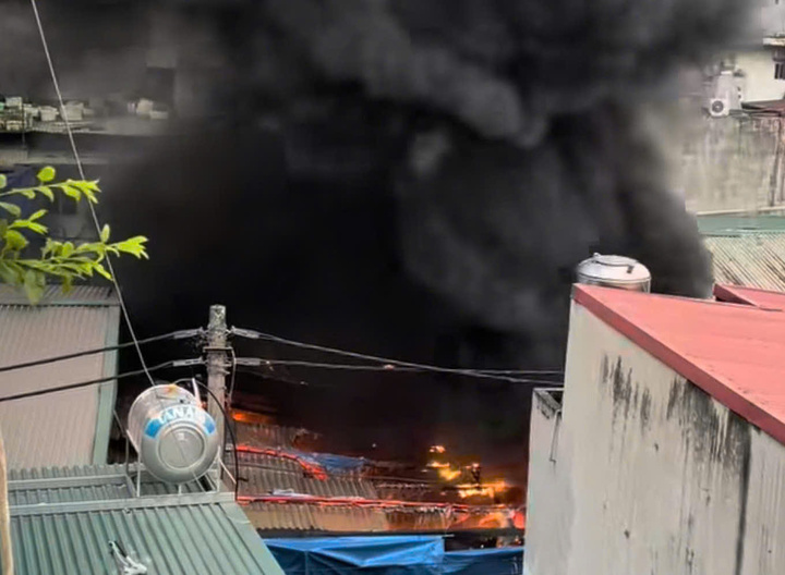 Ch&aacute;y kho đ&ocirc;ng lạnh trong ng&otilde; nhỏ H&agrave; Nội, thi&ecirc;u rụi nhiều xe m&aacute;y - Ảnh 1.