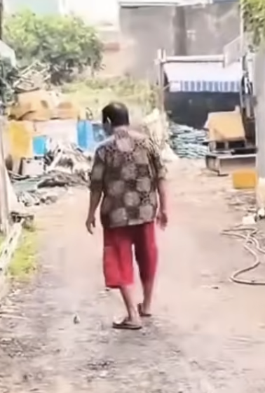 Nghệ sĩ L&ecirc; Bảo sống tạm bợ trong nh&agrave; kho tại TP . HCM , cuộc đời xế chiều đ&aacute;ng thương - Ảnh 1.