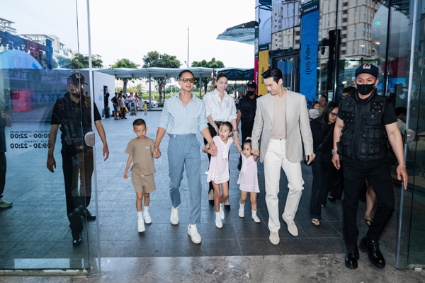 Đôi chân dài của Lisa - con gái Hồ Ngọc Hà gây chú ý - Ảnh 4. Đôi chân dài của Lisa - con gái Hồ Ngọc Hà gây chú ý - Ảnh 4.