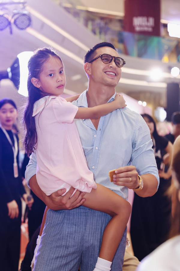 Đôi chân dài của Lisa - con gái Hồ Ngọc Hà gây chú ý - Ảnh 5. Đôi chân dài của Lisa - con gái Hồ Ngọc Hà gây chú ý - Ảnh 5.