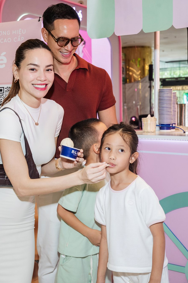 Đôi chân dài của Lisa - con gái Hồ Ngọc Hà gây chú ý - Ảnh 6. Đôi chân dài của Lisa - con gái Hồ Ngọc Hà gây chú ý - Ảnh 6.