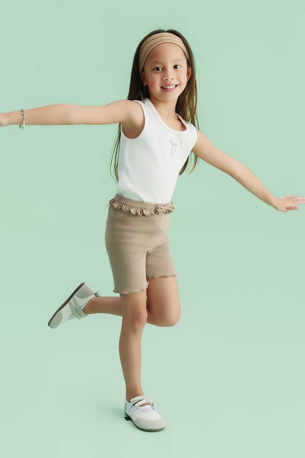 Đôi chân dài của Lisa - con gái Hồ Ngọc Hà gây chú ý - Ảnh 8. Đôi chân dài của Lisa - con gái Hồ Ngọc Hà gây chú ý - Ảnh 8.