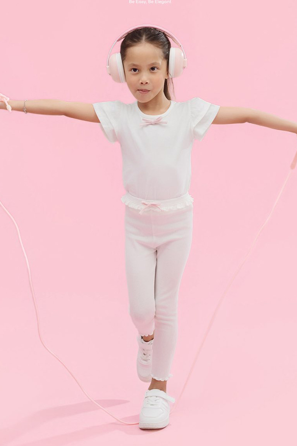 Đôi chân dài của Lisa - con gái Hồ Ngọc Hà gây chú ý - Ảnh 9. Đôi chân dài của Lisa - con gái Hồ Ngọc Hà gây chú ý - Ảnh 9.