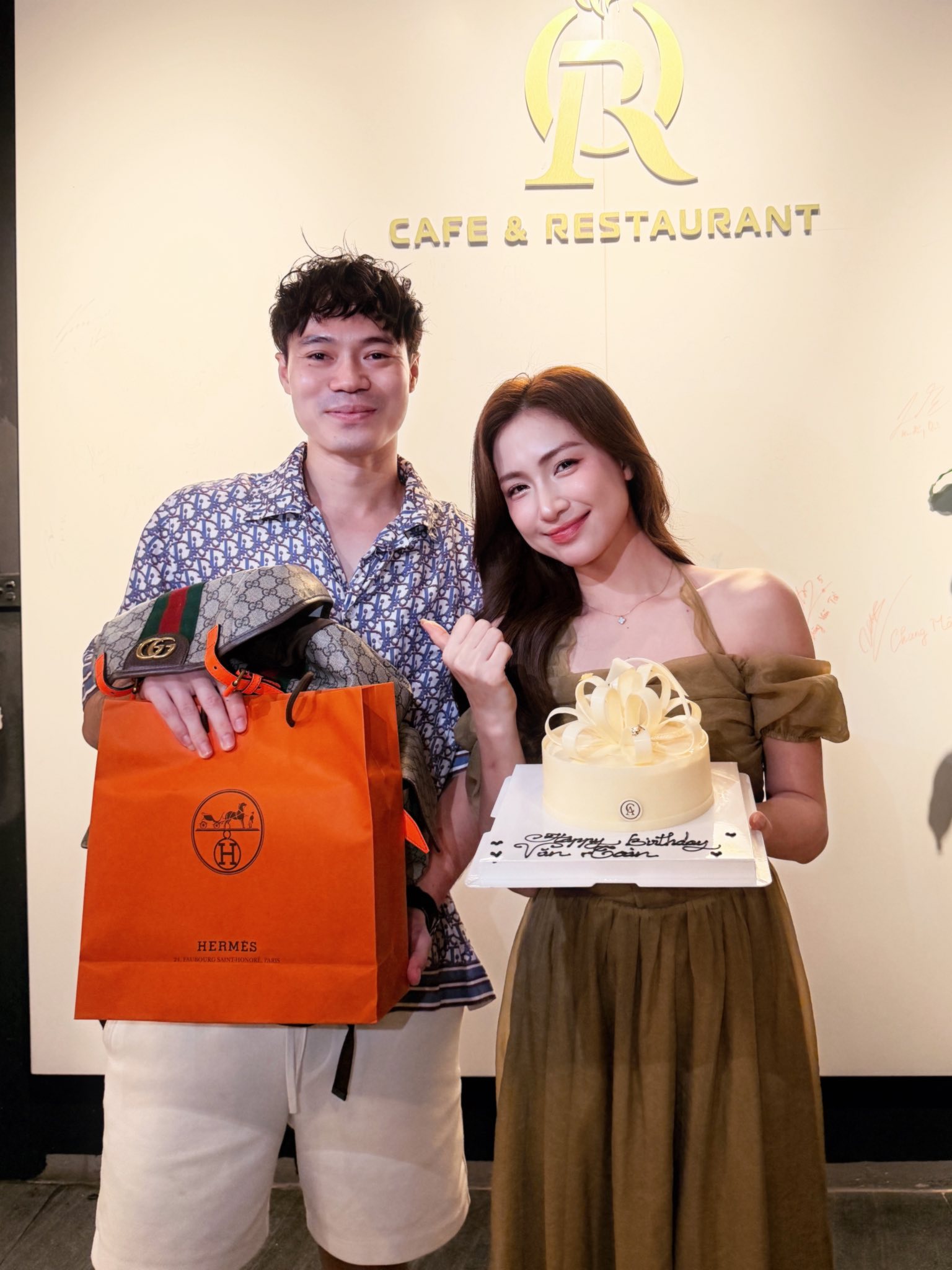 H&ograve;a Minzy tặng ba l&ocirc; Gucci cho Văn To&agrave;n: Qu&agrave; tặng đắt gi&aacute; v&agrave; &yacute; nghĩa - Ảnh 1.