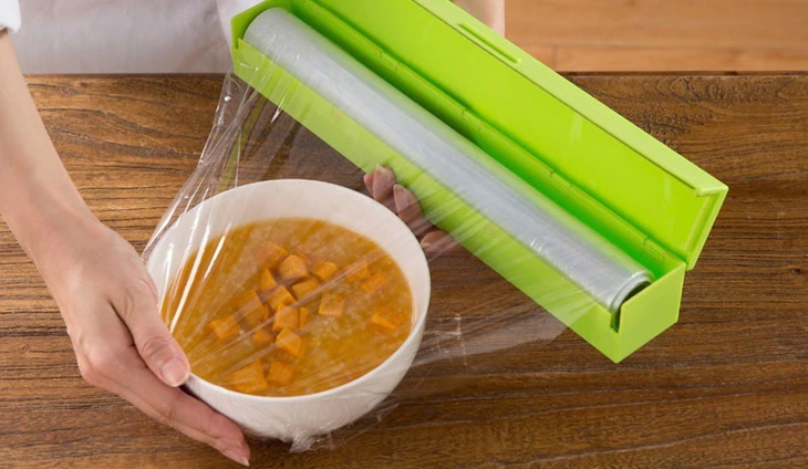 Dùng màng bọc thực phẩm sai cách có thể “đầu độc” chính bữa ăn của bạn - Ảnh 1. Dùng màng bọc thực phẩm sai cách có thể “đầu độc” chính bữa ăn của bạn - Ảnh 1.