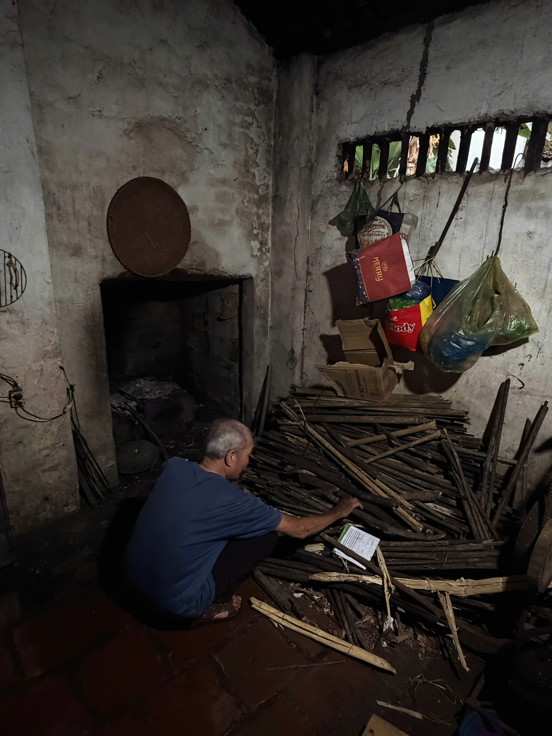 MS 1077: Cha già 80 tuổi chăm con liệt sau đột quỵ trong căn nhà dột nát - Ảnh 4. MS 1077: Cha già 80 tuổi chăm con liệt sau đột quỵ trong căn nhà dột nát - Ảnh 4.