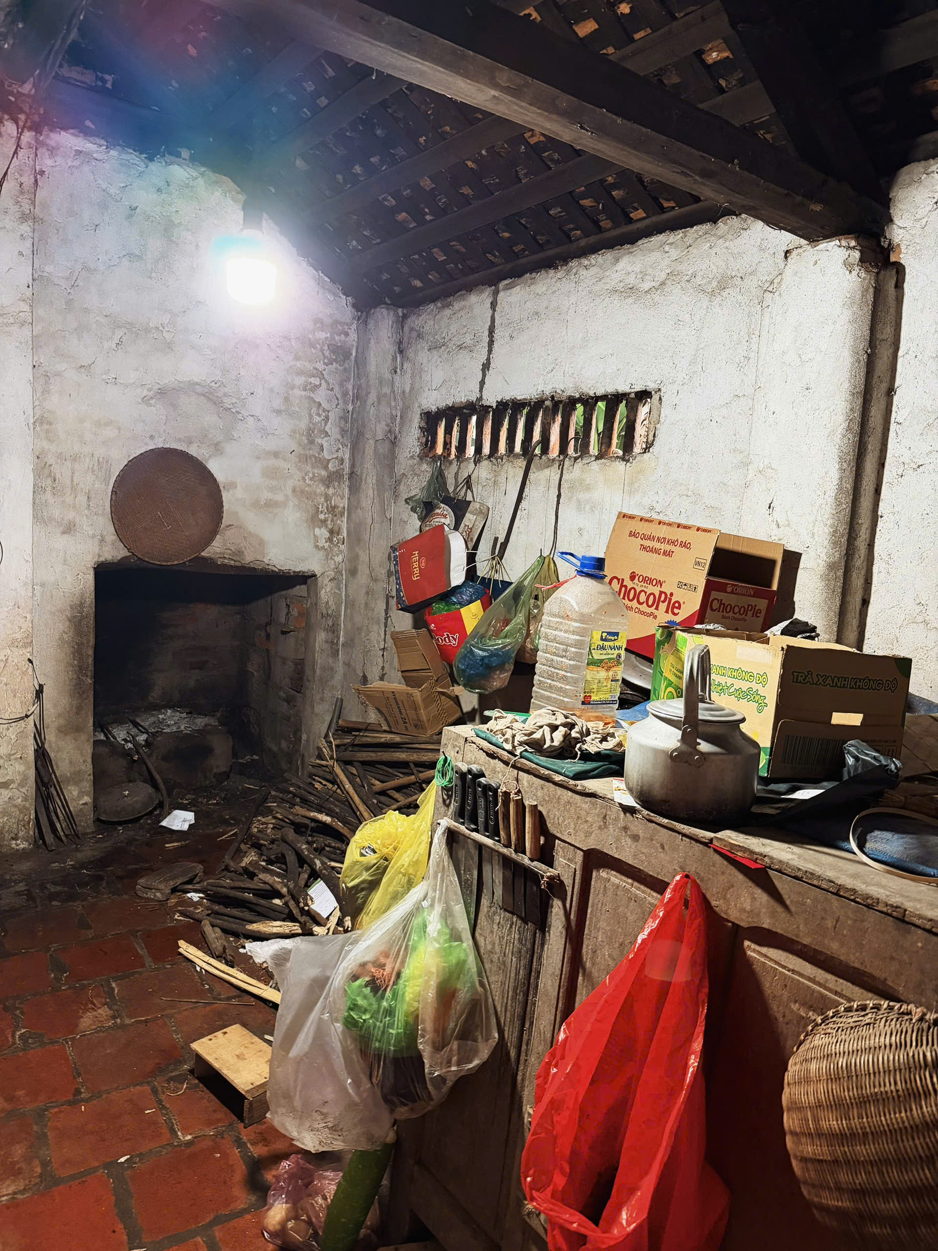 MS 1077: Cha già 80 tuổi chăm con liệt sau đột quỵ trong căn nhà dột nát - Ảnh 5. MS 1077: Cha già 80 tuổi chăm con liệt sau đột quỵ trong căn nhà dột nát - Ảnh 5.