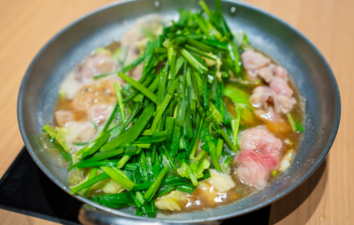 Loại rau rẻ tiền nhưng cực tốt cho tim mạch, ti&ecirc;u h&oacute;a, chế biến được nhiều m&oacute;n ngon - Ảnh 1.