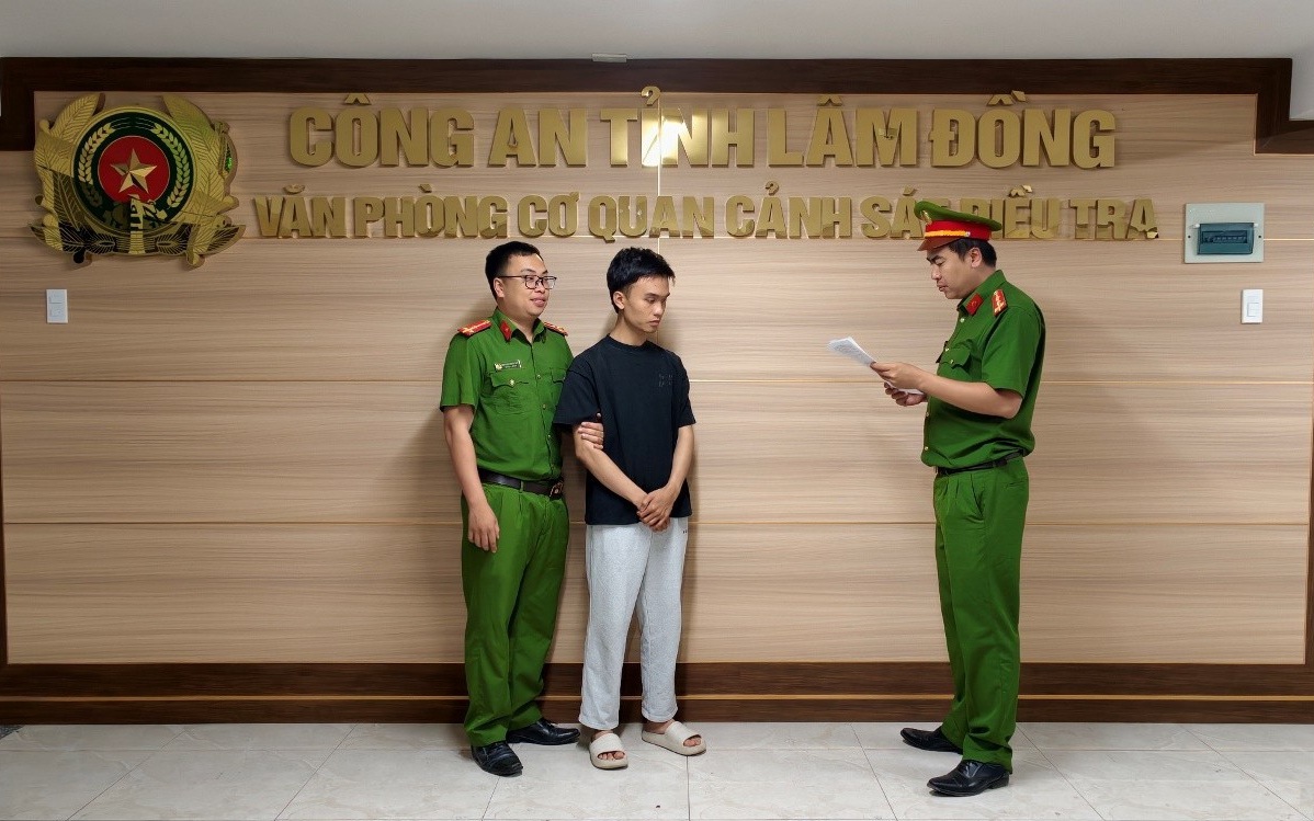 Nhân viên ngân hàng chiếm đoạt gần 2 tỷ đồng bằng thủ đoạn yêu cầu khách đưa điện thoại