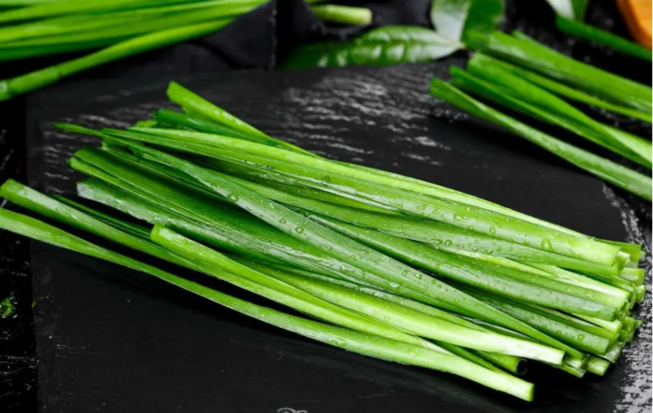 Loại rau rẻ tiền nhưng cực tốt cho tim mạch, ti&ecirc;u h&oacute;a, chế biến được nhiều m&oacute;n ngon - Ảnh 2.