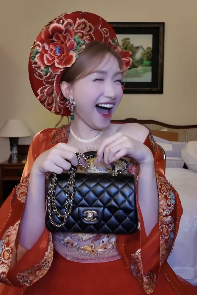 H&ograve;a Minzy tặng ba l&ocirc; Gucci cho Văn To&agrave;n: Qu&agrave; tặng đắt gi&aacute; v&agrave; &yacute; nghĩa - Ảnh 4.