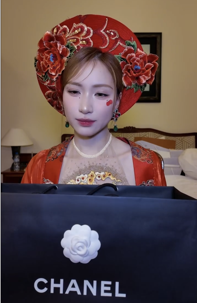 H&ograve;a Minzy tặng ba l&ocirc; Gucci cho Văn To&agrave;n: Qu&agrave; tặng đắt gi&aacute; v&agrave; &yacute; nghĩa - Ảnh 3.