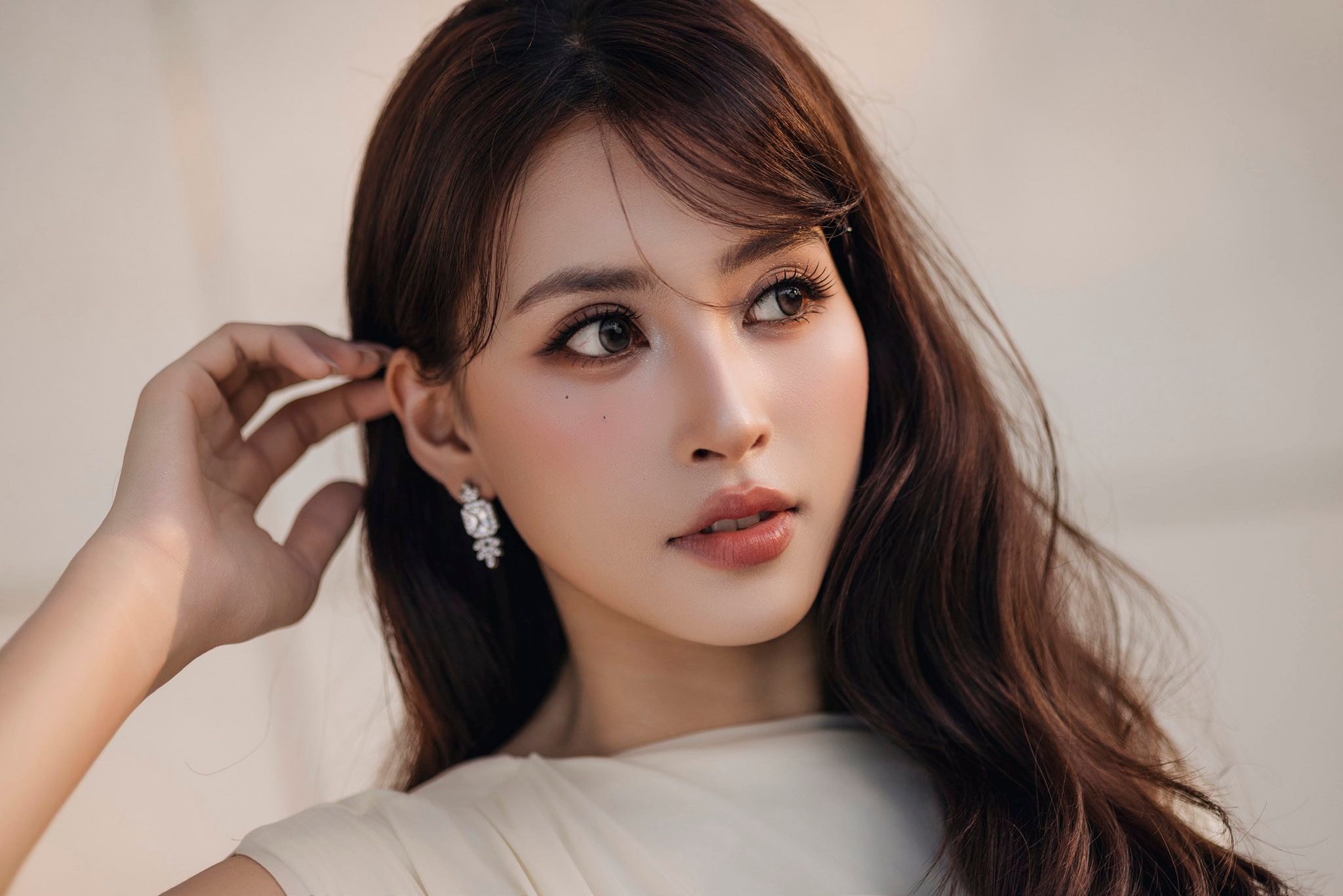 Trần Tiểu Vy khoe dáng quyến rũ với thiết kế váy cut - out gợi cảm - Ảnh 7. Trần Tiểu Vy khoe dáng quyến rũ với thiết kế váy cut - out gợi cảm - Ảnh 7.