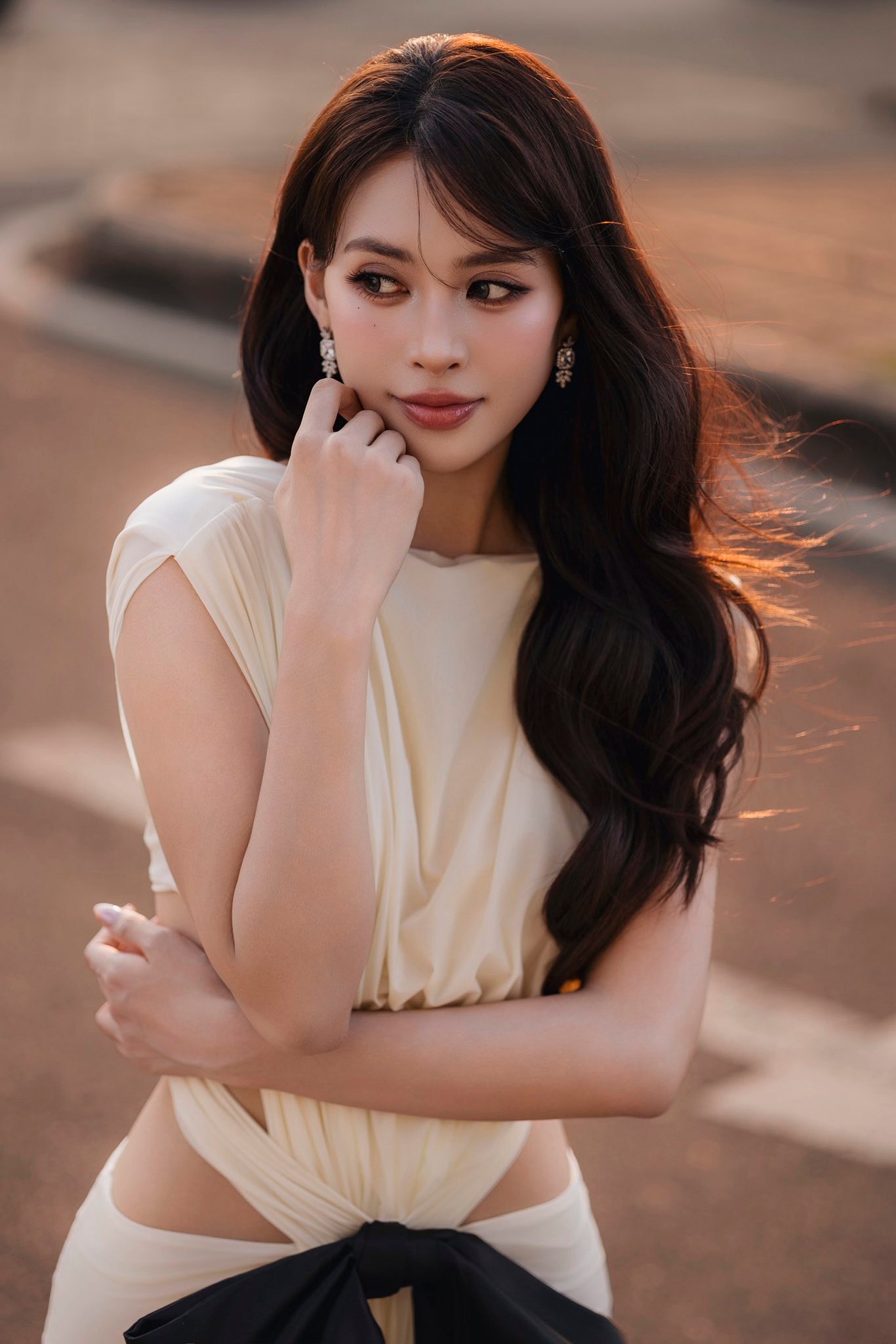 Trần Tiểu Vy khoe dáng quyến rũ với thiết kế váy cut - out gợi cảm - Ảnh 4. Trần Tiểu Vy khoe dáng quyến rũ với thiết kế váy cut - out gợi cảm - Ảnh 4.