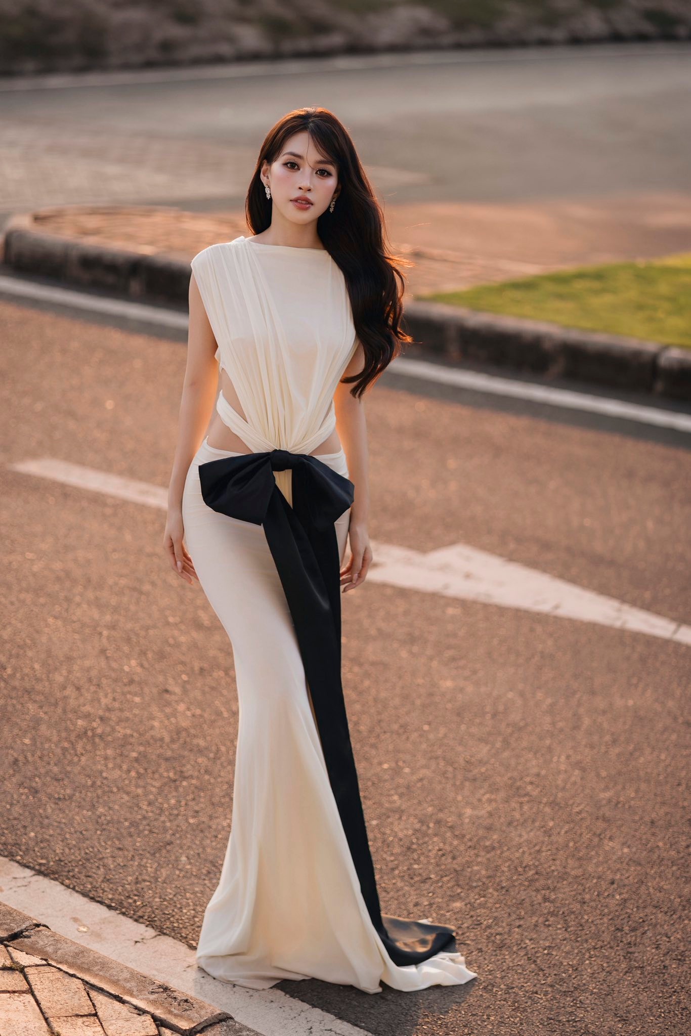 Trần Tiểu Vy khoe dáng quyến rũ với thiết kế váy cut - out gợi cảm - Ảnh 6. Trần Tiểu Vy khoe dáng quyến rũ với thiết kế váy cut - out gợi cảm - Ảnh 6.