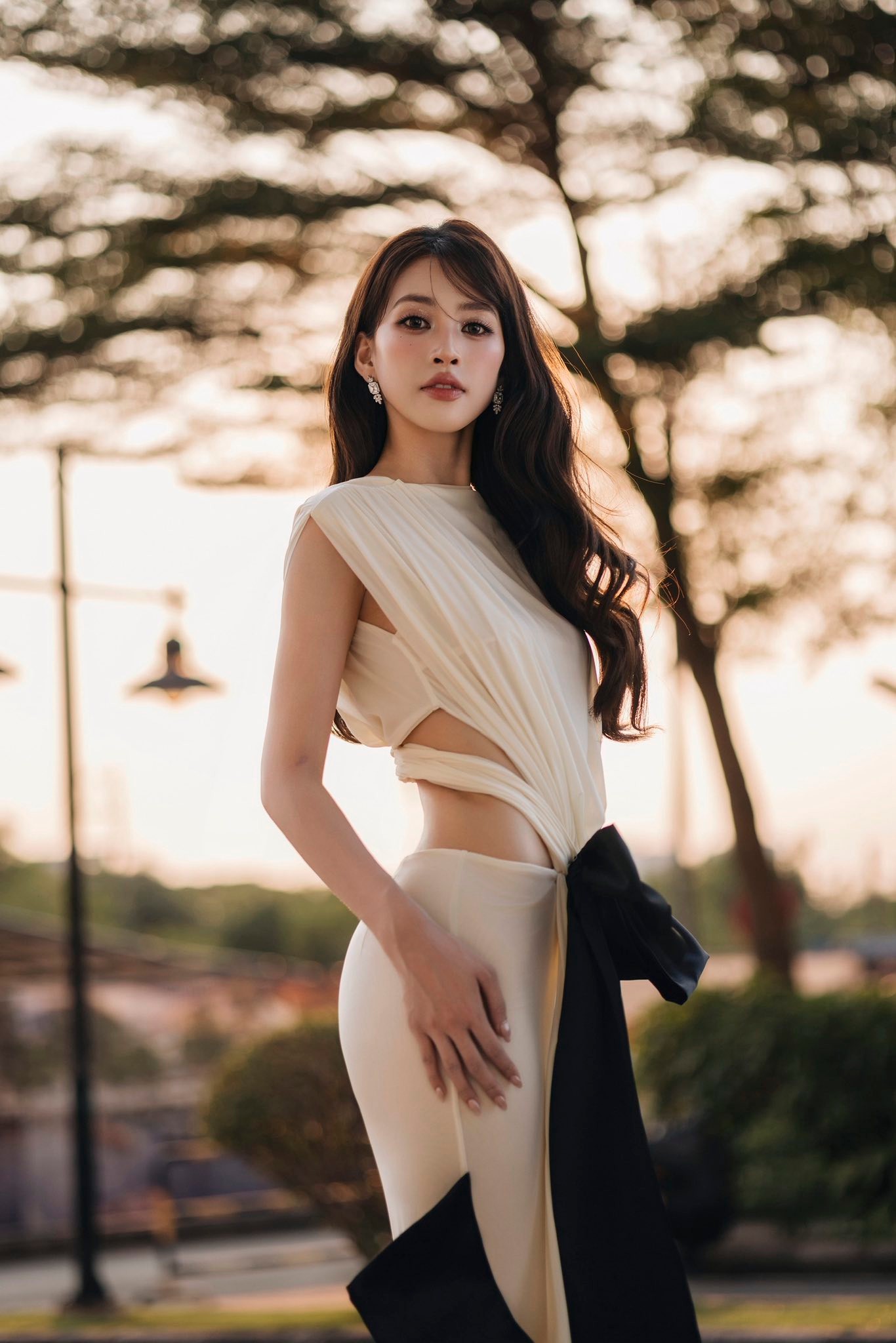 Trần Tiểu Vy khoe dáng quyến rũ với thiết kế váy cut - out gợi cảm - Ảnh 3. Trần Tiểu Vy khoe dáng quyến rũ với thiết kế váy cut - out gợi cảm - Ảnh 3.