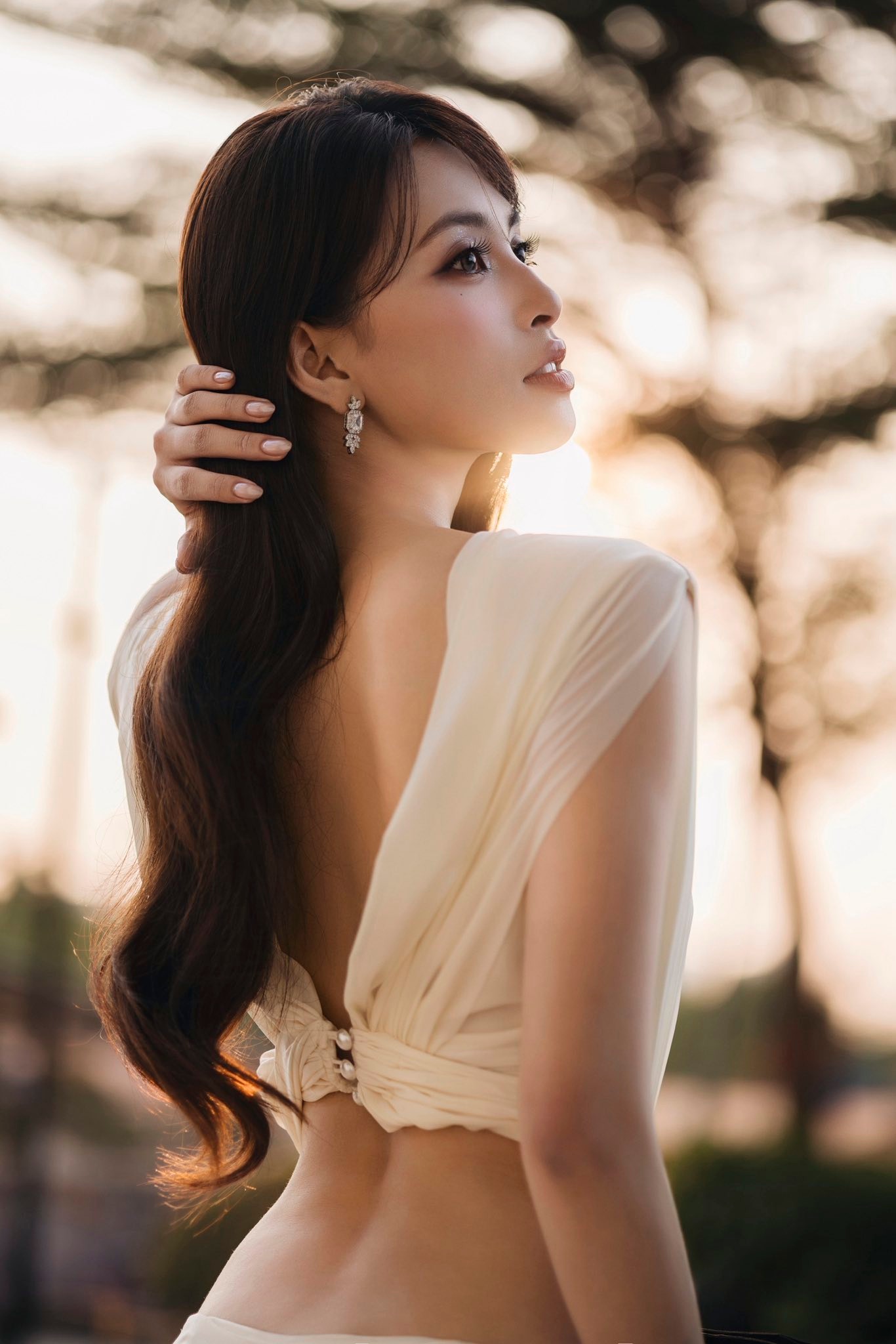 Trần Tiểu Vy khoe dáng quyến rũ với thiết kế váy cut - out gợi cảm - Ảnh 1. Trần Tiểu Vy khoe dáng quyến rũ với thiết kế váy cut - out gợi cảm - Ảnh 1.