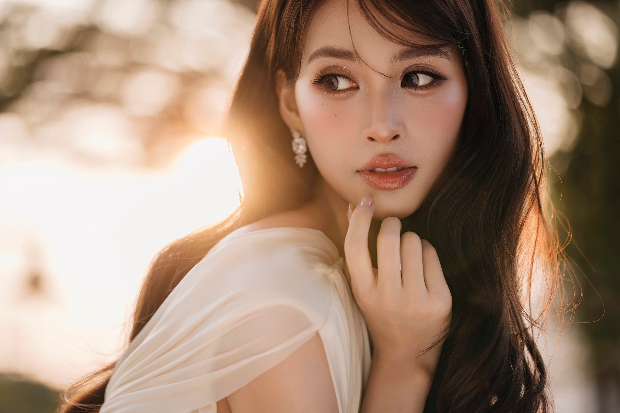 Trần Tiểu Vy khoe dáng quyến rũ với thiết kế váy cut - out gợi cảm - Ảnh 8. Trần Tiểu Vy khoe dáng quyến rũ với thiết kế váy cut - out gợi cảm - Ảnh 8.