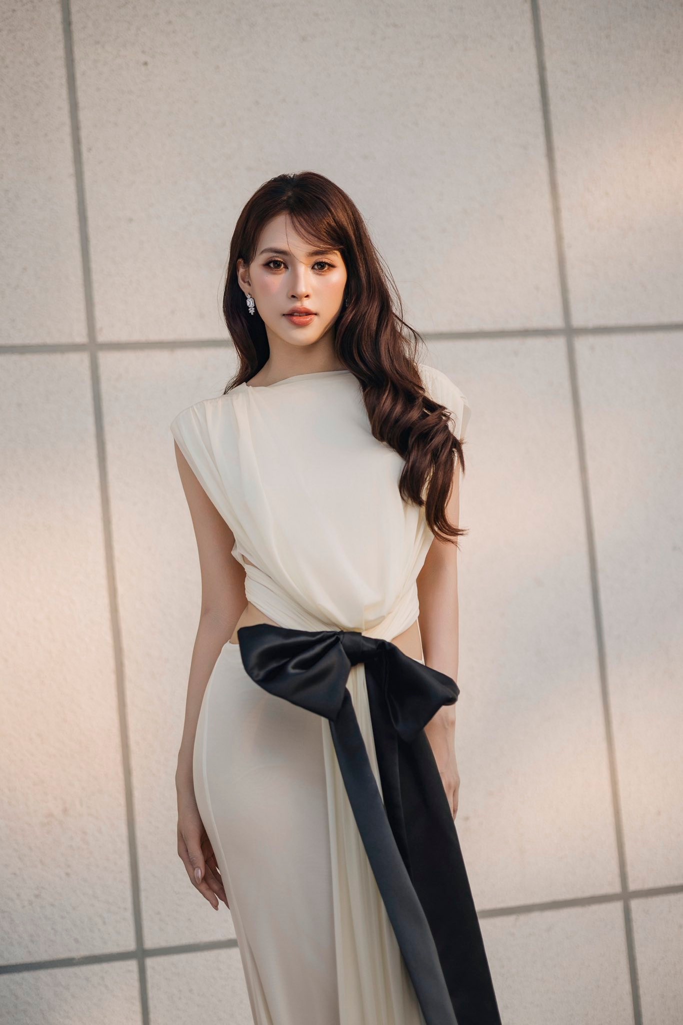 Trần Tiểu Vy khoe dáng quyến rũ với thiết kế váy cut - out gợi cảm - Ảnh 5. Trần Tiểu Vy khoe dáng quyến rũ với thiết kế váy cut - out gợi cảm - Ảnh 5.