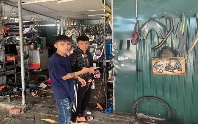 Khởi tố, bắt giam 2 đối tượng lừa đảo bằng phương thức d&aacute;n đ&egrave; m&atilde; QR