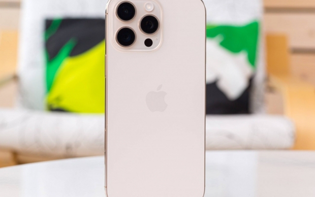 Gi&aacute; iPhone 15 Pro Max giảm mạnh , sở hữu c&ocirc;ng nghệ kh&ocirc;ng thua k&eacute;m iPhone 17 Pro Max - Ảnh 1.