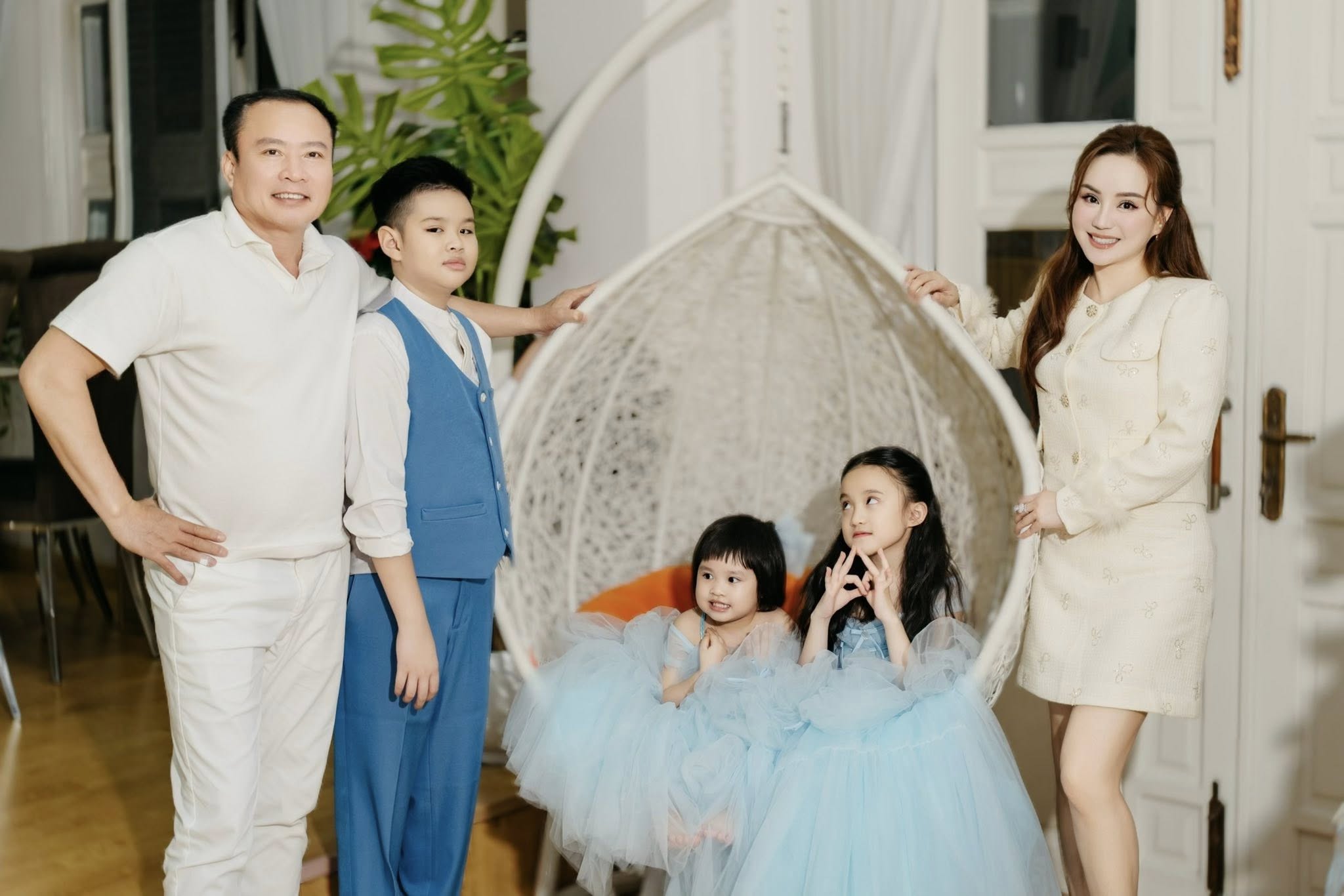 Ca sĩ qu&ecirc; L&acirc;m Đồng c&oacute; cuộc sống gi&agrave;u c&oacute; ở Việt Nam vẫn sang Mỹ kinh doanh, h&agrave;ng ng&agrave;y đạp xe, l&agrave;m vườn sống an y&ecirc;n   - Ảnh 2.