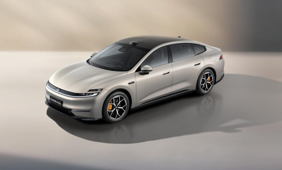 Sedan hạng D gi&aacute; 420 triệu đồng đi 630km, sạc si&ecirc;u tốc, trang bị s&aacute;nh ngang Toyota Camry, rẻ chỉ ngang Toyota Vios - Ảnh 2.