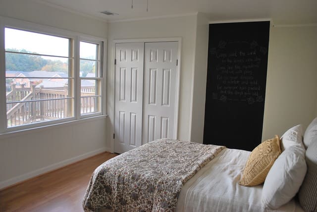 V&igrave; sao tr&aacute;nh đặt giường đối diện cửa sổ? - Ảnh 1.