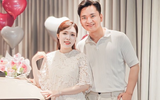 Vợ giáo viên của MC Hạnh Phúc nhận quà đặc biệt nhân ngày 20/11