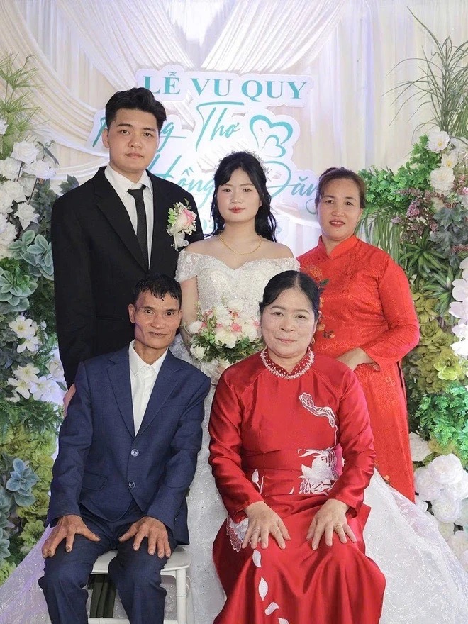 X&uacute;c động clip người cha nhặt r&aacute;c đạp xe đi mời đ&aacute;m cưới con g&aacute;i: Điều bất ngờ kh&ocirc;ng tưởng trong ng&agrave;y cưới - Ảnh 4.