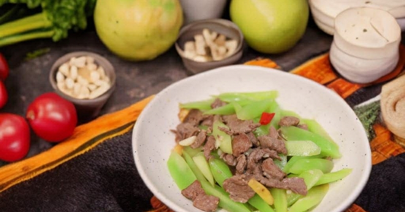Ăn nhiều rau muống tháng 4 xào thịt bò giúp ngủ ngon, bổ khí huyết