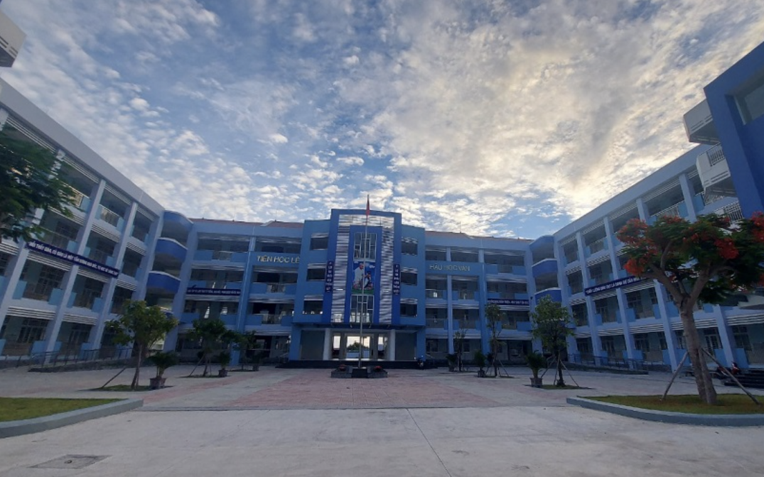 Đ&igrave;nh chỉ c&ocirc; gi&aacute;o phạt 5 học sinh tự ch&iacute;ch kim ti&ecirc;m v&agrave;o tay