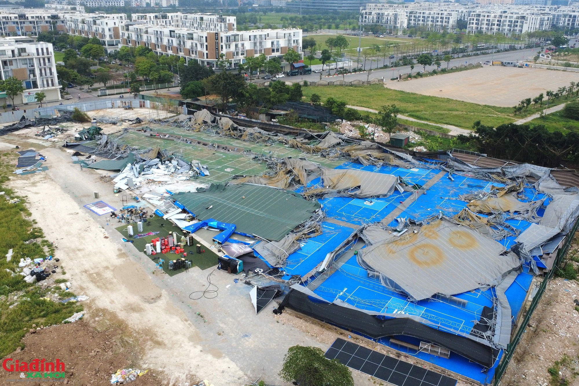 H&agrave; Nội cưỡng chế th&aacute;o dỡ s&acirc;n thể thao tr&aacute;i ph&eacute;p tr&ecirc;n đất n&ocirc;ng nghiệp - Ảnh 1.