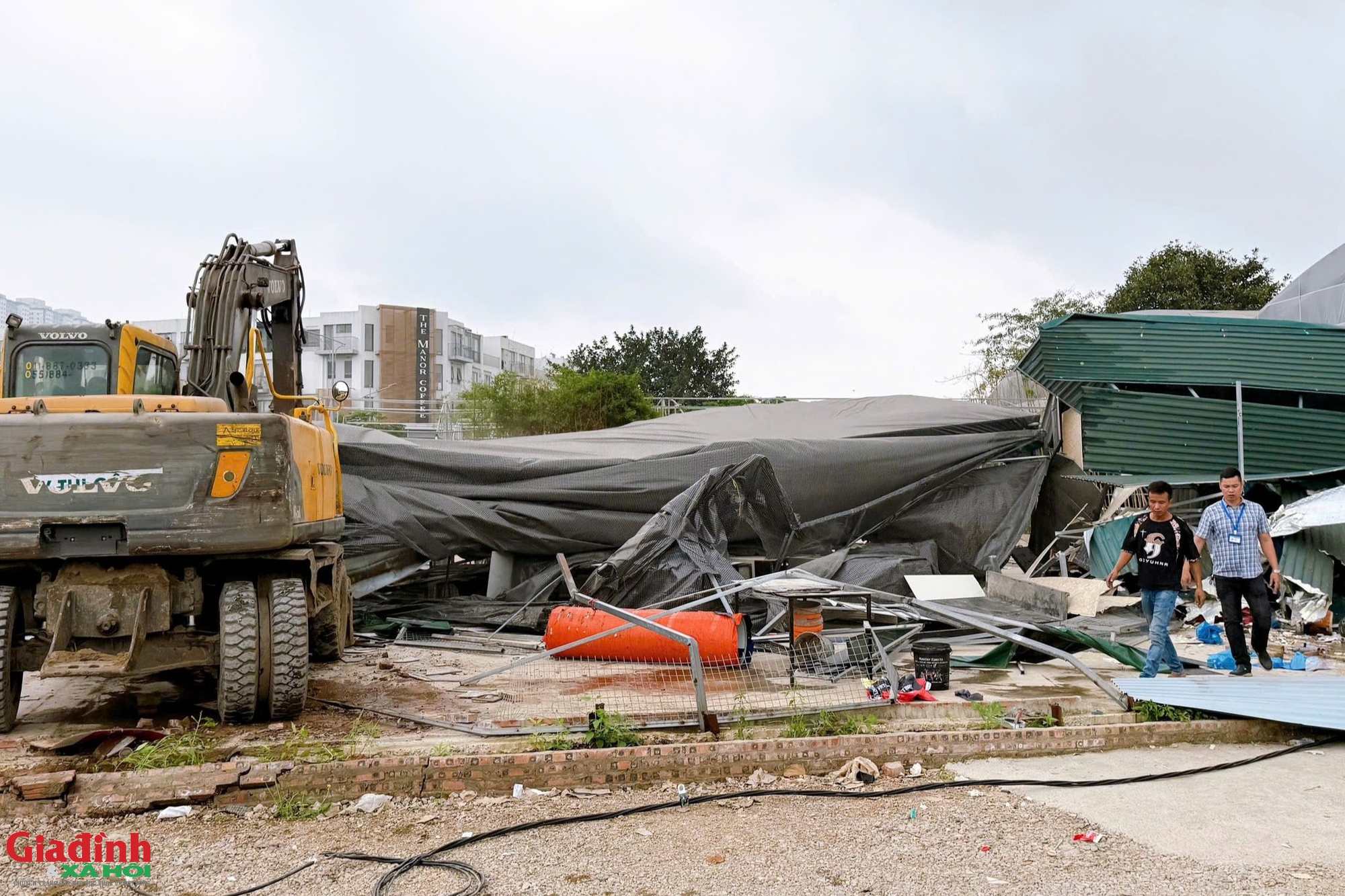 H&agrave; Nội cưỡng chế th&aacute;o dỡ s&acirc;n thể thao tr&aacute;i ph&eacute;p tr&ecirc;n đất n&ocirc;ng nghiệp - Ảnh 2.